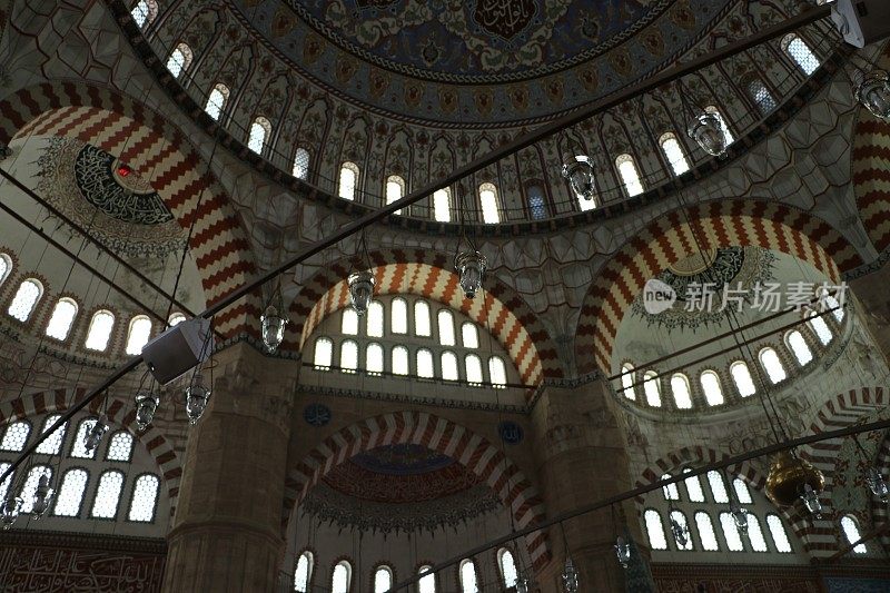 Edirne Selimiye清真寺天花板，圆柱，圆顶和墙壁细节，穹顶上有阿拉伯文字